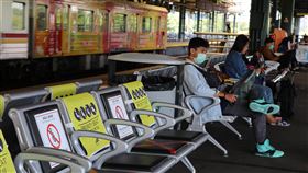 印尼甘比爾車站異常冷清位於雅加達的甘比爾車站是雅加達3個長途火車站之一，也有頻繁的通勤列車停靠，因武漢肺炎疫情影響，3月31日的車站顯得冷清。中央社記者石秀娟雅加達攝  109年4月1日