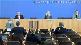 德國政府記者會網路直播自從社交距離規定實施以來，德國政府的記者會即改在網路上直播，記者即使到了現場也盡量隔開坐。中央社記者林育立柏林攝  109年4月1日