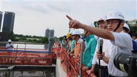 高市水利局副局長韓榮華  出任南市府水利局長高雄市水利局副局長韓榮華（右）1日出任台南市政府水利局長，允諾將全力協助台南市做好排水及水利相關工作。中央社記者王淑芬攝  109年4月1日