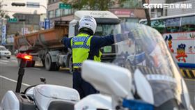 台中交警、指揮交通、交管／翻攝畫面