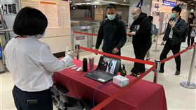 零星旅客未戴口罩。（圖／記者陳宜加攝影）