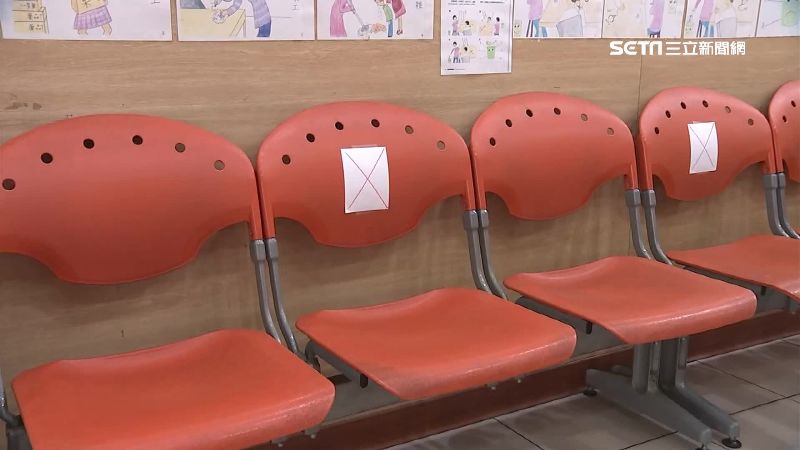 診所椅雙數打「X」　隔社交安全距離