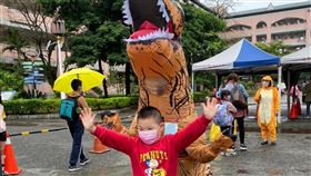 恐龍裝,汐止國小,志工,兒童節。(圖/周先生提供)