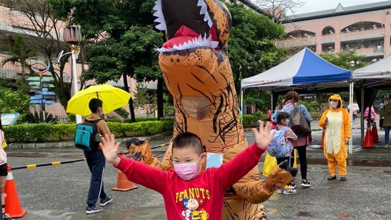 兒童節活動取消　家長換穿恐龍裝同樂