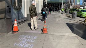 紐約超市外劃線  提醒排隊民眾保持距離紐約市布魯克林區喬氏連鎖超市配合防疫規定，在店外地面上劃線，提醒排隊民眾保持適當距離。中央社記者尹俊傑紐約攝  109年4月1日