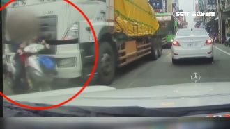 老翁載孩還亂鑽　疑入視線死角被撞倒