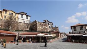 武漢肺炎衝擊 安卡拉堡商店街生意慘澹土耳其武漢肺炎確診首例相對較晚出現，病例數卻連日攀升，疫情「後來居上」，觀光景氣蒙受重創。首都知名景點安卡拉堡入口處附近的商店街不見遊客。中央社記者何宏儒安卡拉攝   109年4月1日