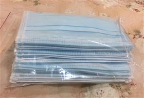 李來希秀口罩（圖／翻攝自李來希臉書）