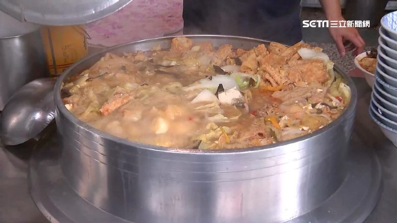 排隊長怎間隔？魚頭店「噴腳印」防疫