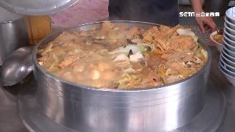 排隊長怎間隔？魚頭店「噴腳印」防疫