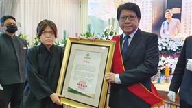 屏東作家郭漢辰告別式 潘孟安頒發褒揚狀屏東作家郭漢辰25日因病過世，1日舉行告別式。屏東縣長潘孟安（右）前往弔唁，並代表屏東縣政府頒發褒揚狀，表彰他對在地文化的貢獻。褒揚狀由郭漢辰的女兒代表接受。中央社記者郭芷瑄攝  109年4月1日