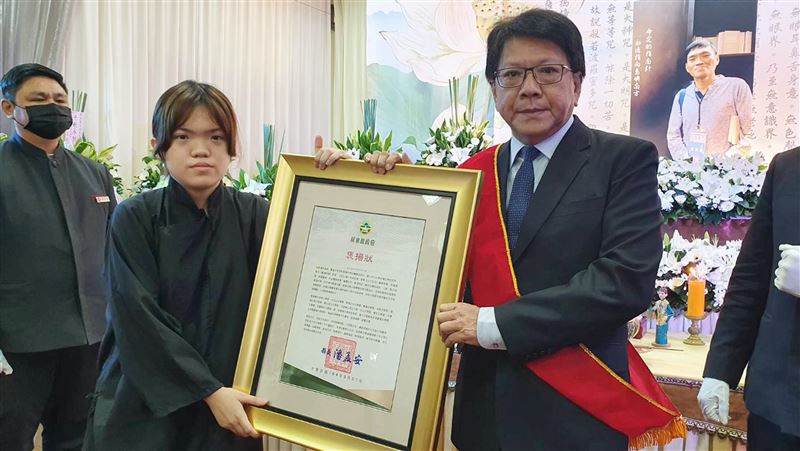 屏東作家郭漢辰告別式　縣長頒褒揚狀