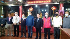 宜蘭蘇澳龍舟賽60年首度停辦宜蘭縣蘇澳鎮長李明哲（中）1日表示，日前邀請地方代表、里長、宮廟、漁會等團體開會討論過後，決定以防疫優先，停辦已有60年歷史的龍舟賽事。（蘇澳鎮公所提供）中央社記者王朝鈺傳真　109年4月1日