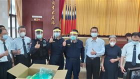 警民聯手防疫  慈濟贈高市員警簡易防護面罩慈濟高雄分會1日至高雄市警察局致贈1000個志工自製的簡易防護面罩，提供第一線員警使用，守護員警執勤安全，展現警民聯手防疫的決心。（警方提供）中央社記者程啟峰高雄傳真  109年4月1日
