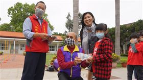 兒童節禮物助防疫  金門學童獲贈口罩套（1）2019冠狀病毒疾病（COVID-19，武漢肺炎）疫情升溫，金門縣金寧鄉古寧頭社區發展協會考量到兒童防疫需求，贈送300個口罩套給古寧國小學童，由金寧鄉民代表李琳瑯（左起）、縣議員李養生等人發送。中央社記者黃慧敏攝  109年4月1日