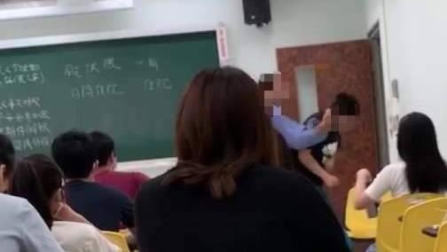 曝光了！政大生被教授「詠春拳」痛毆