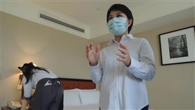 盧秀燕視察飯店防疫流程因應2019冠狀病毒疾病（COVID-19，武漢肺炎）疫情，台中市政府推出「安心旅宿」認證標章，台中市長盧秀燕（右）1日上午前往已獲「安心旅宿」認證標章的全國大飯店視察防疫流程。中央社記者郝雪卿攝  109年4月1日