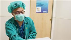 門諾醫生賴賢勇設計醫療用防疫箱2019冠狀病毒疾病（COVID-19，武漢肺炎）全球肆虐，花蓮門諾醫院醫師賴賢勇設計「防疫箱」供醫護人員使用，訊息公開後，許多國家都開始採用，賴賢勇說，沒想到這項設計傳播那麼快，也衷心希望這個箱子不要被用到。中央社記者李先鳳攝　109年4月1日