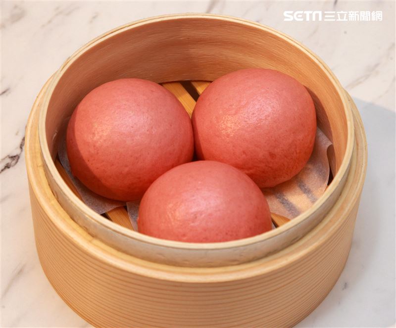 小三元精緻港點「奶黃流沙包」。（記者邱榮吉/攝影）