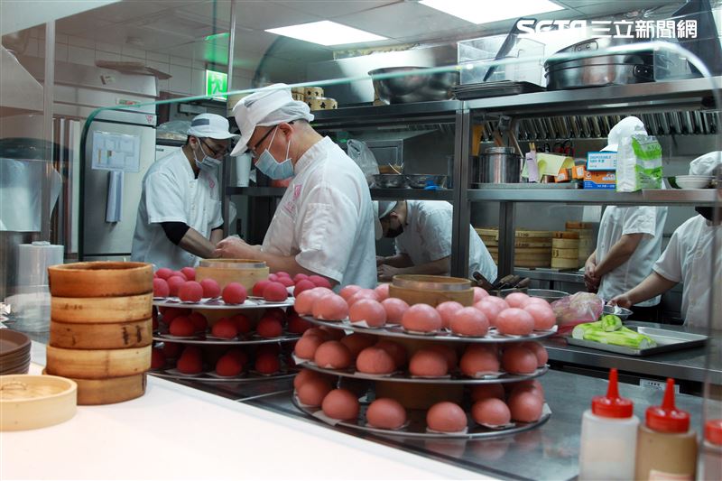 透明玻璃可以看到師傅們忙碌的準備餐點。（記者邱榮吉/攝影）