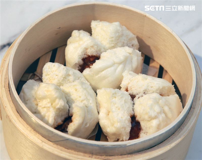 小三元精緻港點「蜜汁叉燒包」。（記者邱榮吉/攝影）