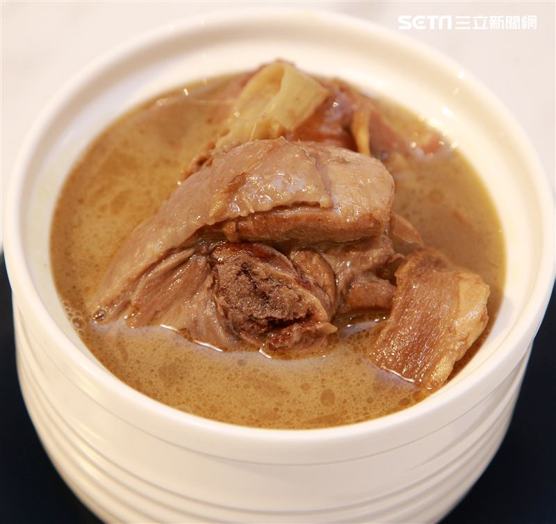 小三元精緻港點「麻油雞湯」。（記者邱榮吉/攝影）