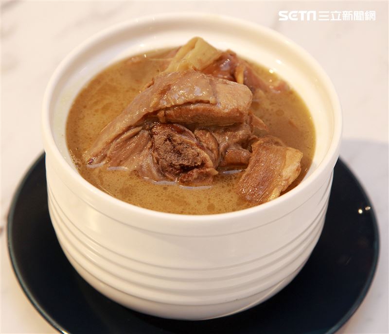 小三元精緻港點「麻油雞湯」。（記者邱榮吉/攝影）