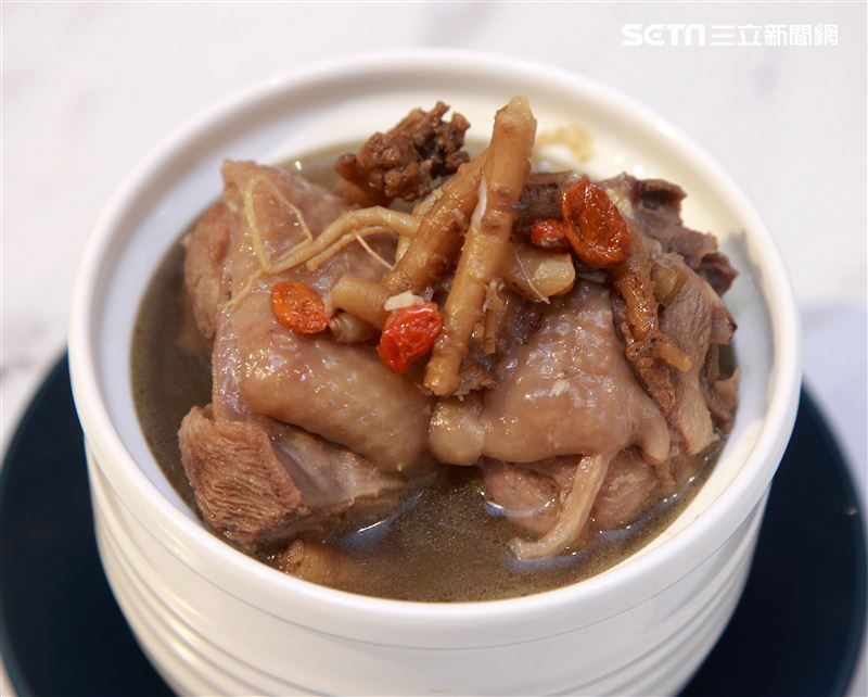 小三元精緻港點「人蔘雞湯」。（記者邱榮吉/攝影）