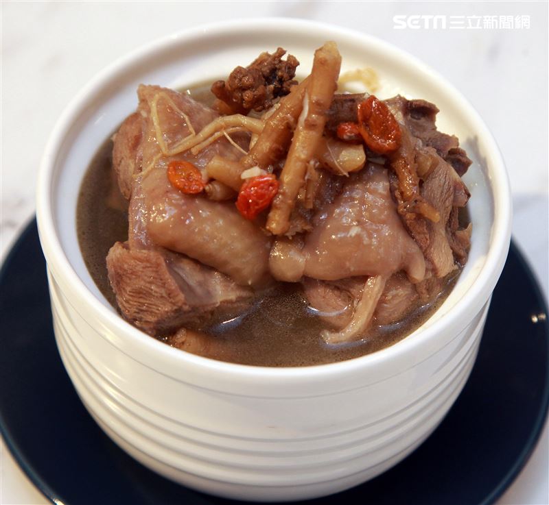 小三元精緻港點「人蔘雞湯」。（記者邱榮吉/攝影）