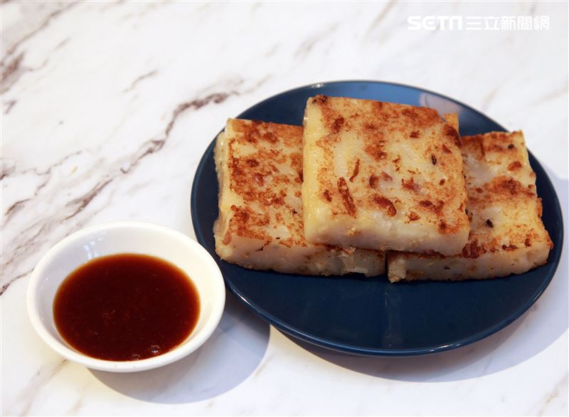 小三元精緻港點「臘味煎蘿蔔糕」。（記者邱榮吉/攝影）