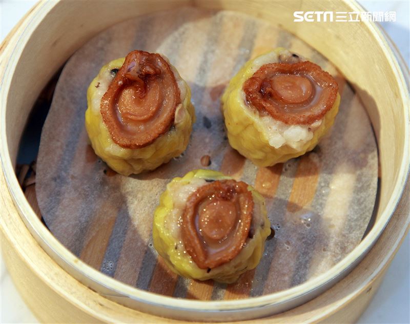 小三元精緻港點「原只鮑魚燒賣」。（記者邱榮吉/攝影）