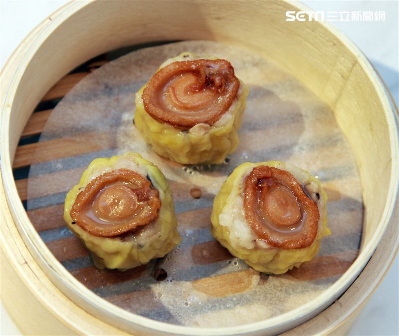 小三元精緻港點「原只鮑魚燒賣」。（記者邱榮吉/攝影）