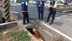 林園區渠道遭染紅  高市府揪出養殖業排放將裁罰高雄市環保局近日稽查林園區渠道，發現近海邊一處排水道呈現橘紅色水流，但採樣檢測水質並無有機污染，經查發現是養殖場引用海水清洗管線廢水，造成下游水色被染紅，將依法裁處。（環保局提供）中央社記者王淑芬傳真  109年4月1日