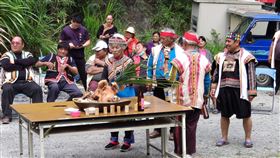 利稻部落以祈福取代驅鬼　盼祖靈與鬼魂和平共處台東南橫公路利稻部落因今年部落不平靜，決定舉辦祈福儀式取代「驅鬼」，準備豐盛的肉和酒給祖靈和鬼魂享用，希望他們和平相處，一起保佑南橫公路的平安。中央社記者盧太城台東攝　109年4月1日