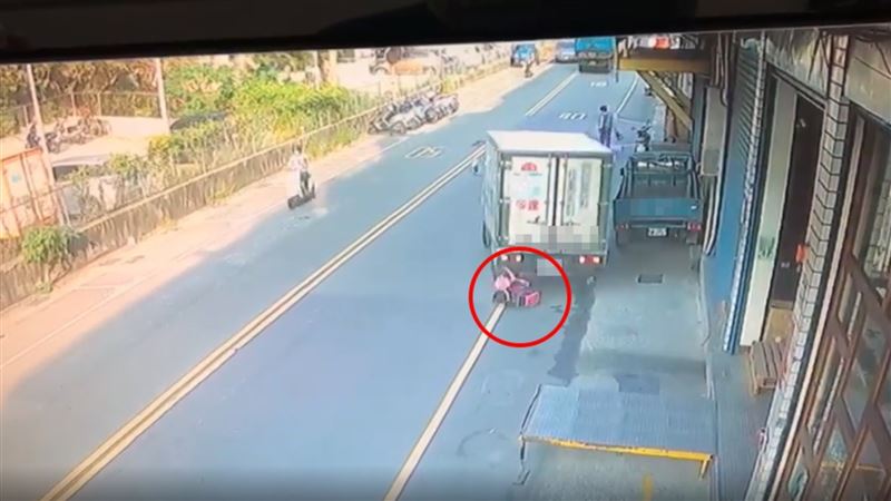 臨停突倒車！女童慘遭輾壓…同學嚇壞