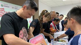 屏東青年複製幼年幸福回憶　號召設計愛的加油箱屏東縣青年陳价斌（左）幼時曾受家扶幫助，今年兒童節前夕特別號召好友設計「愛的加油箱」並募集滿滿禮物，讓屏東家扶中心家扶兒開心不已。（屏東家扶提供）中央社記者郭芷瑄傳真　109年4月1日