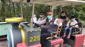 鐵道自行車開放幼童搭乘　徐耀昌祖孫體驗苗栗縣舊山線鐵道自行車1日發表專屬安全座椅，開放3至6歲幼童搭乘，縣長徐耀昌（前右）偕妻子蔡麗卿和寶貝外孫共同體驗。中央社記者管瑞平攝　109年4月1日