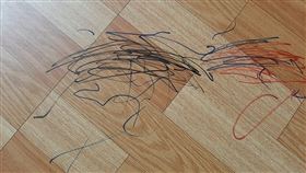 地板突冒藝術塗鴉！爸崩潰求救…網激推「神奇乳」一秒解決（圖／翻攝自臉書）