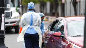 ★全球最大疫區 疫情暴露美國醫療體系致命問題美國武漢肺炎確診數突破20萬大關，為全球最大疫區，但前線醫療人員卻須面對口罩、個人防護設備不足的問題。圖為美國醫療人員在華府一處「得來速」檢測站為民眾採檢。中央社記者徐薇婷華盛頓攝 109年4月2日