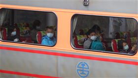 台鐵防疫升級  乘車需戴口罩2019冠狀病毒疾病（COVID-19，武漢肺炎）疫情升溫，台鐵配合中央防疫政策，4月1日起實施進站旅客量體溫，並要求旅客乘車需戴口罩。中央社記者王騰毅攝  109年4月1日