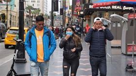 洛杉磯市1日領先全美各地，率先建議市民戴口罩防疫。圖為好萊塢星光大道上遊客戴著口罩。（中央社檔案照片）