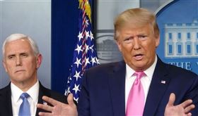 美媒引述情報機密報告指中國隱瞞武漢肺炎感染與死亡人數。美國總統川普 （右）坦言，中國的數字「似乎有點偏少」。（中央社檔案照片）