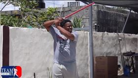 ▲小葛雷諾（Vladimir Guerrero Jr.）玩起多明尼加版棒球。（圖／翻攝自MLB官網）