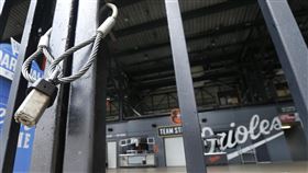 ▲大聯盟因為武漢肺炎疫情延後開季，圖為金鶯球場大門深鎖。（圖／美聯社／達志影像）