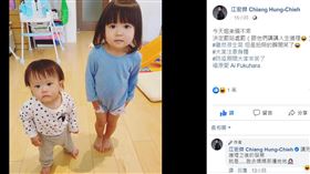 江宏傑在臉書上貼出姊弟倆罰站照片萌翻網友。（圖／翻攝自臉書）