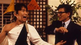 周星馳（左）與劉德華演出《整人專家》時竟遇上毛骨悚然的靈異事件。（圖／整人專家劇照）