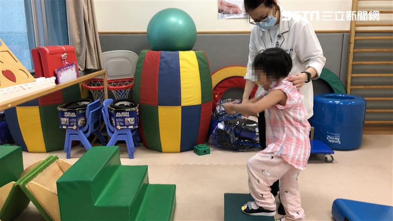 暖！腦傷女童癱床　這樣做翻轉人生