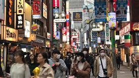 疫情延燒　東京澀谷仍現人潮東京30日新增13人確診感染武漢肺炎。東京都知事小池百合子呼籲市民盡量不要出門。不過，東京鬧區仍現人潮。圖為3月27日傍晚東京澀谷街頭一景。中央社記者楊明珠東京攝　109年3月30日
