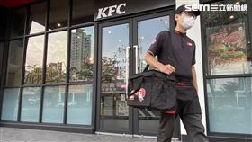 肯德基所有服務人員及外送人員皆全程配戴口罩