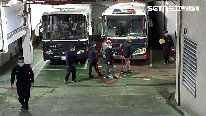 遠航董座張綱維遭收押　上囚車畫面曝